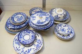 QUANTITY OF BLUE AND WHITE TABLE WARES IN A VARIETY OF PATTERNS