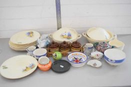 MIXED LOT OF ASSORTED CERAMICS TO INCLUDE RANGE OF DINNER WARES DECORATED WITH A CRINOLINE LADY,