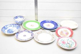 MIXED LOT DECORATED PLATES TO INCLUDE A CHINESE FAMILLE ROSE EXAMPLE, VARIOUS OTHERS, AND AN