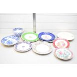 MIXED LOT DECORATED PLATES TO INCLUDE A CHINESE FAMILLE ROSE EXAMPLE, VARIOUS OTHERS, AND AN