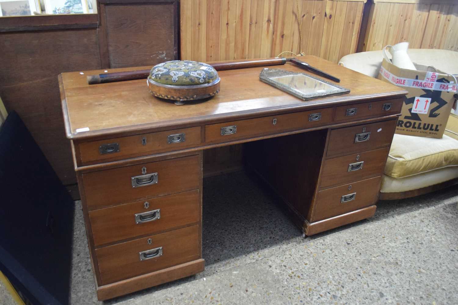 LATE 19TH/EARLY 20TH CENTURY MAHOGANY TWIN PEDESTAL OFFICE DESK WITH NINE DRAWERS, 155CM WIDE