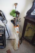 VINTAGE GOLF BAG CONTAINING A RANGE OF VINTAGE GOLD CLUBS TO INCLUDE A ROBERTSON SINGAPORE,