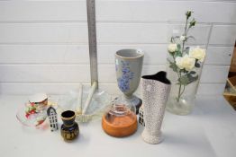 MIXED LOT GLASS WARES AND CERAMICS TO INCLUDE A VICTORIAN OIL LAMP BASE, LARGE CLEAR GLASS VASE, A