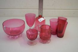 MIXED LOT OF VARIOUS CRANBERRY GLASS WARES TO INCLUDE DISH, JUG, BEAKERS, CUSTARD CUP ETC