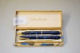 CONWAY STEWART CASED SMALL FOUNTAIN PEN AND PROPELLING PENCIL