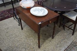 VICTORIAN MAHOGANY PEMBROKE TABLE ON TURNED LEGS, 91CM WIDE
