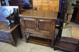 20TH CENTURY OAK TWO-DOOR ONE DRAWER SIDE CABINET DECORATED WITH LINENFOLD DETAIL, 78CM WIDE