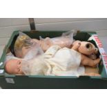 BOX OF VINTAGE DOLLS TO INCLUDE 1930S LIFE SIZED BABY DOLL, A DIS-ASSEMBLED JOINTED DOLL AND A