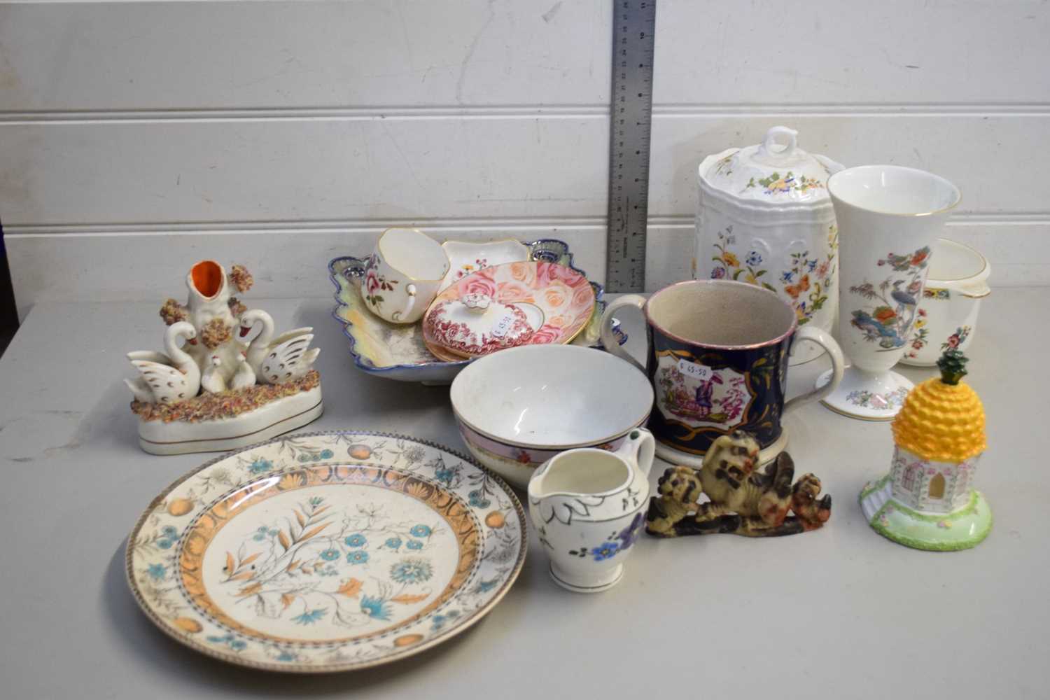 MIXED LOT COMPRISING A STAFFORDSHIRE SPILL VASE DECORATED WITH A FAMILY OF SWANS, DECORATEDF PLATES,