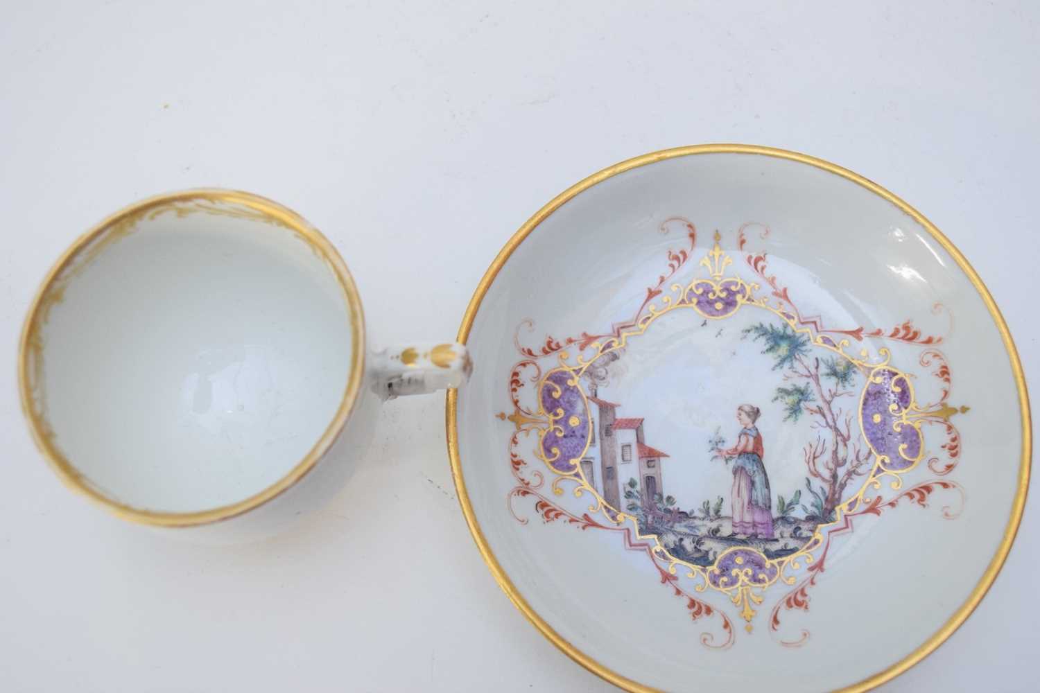 Vienna porcelain cup with Tau handle and a Samson saucer - Image 4 of 4