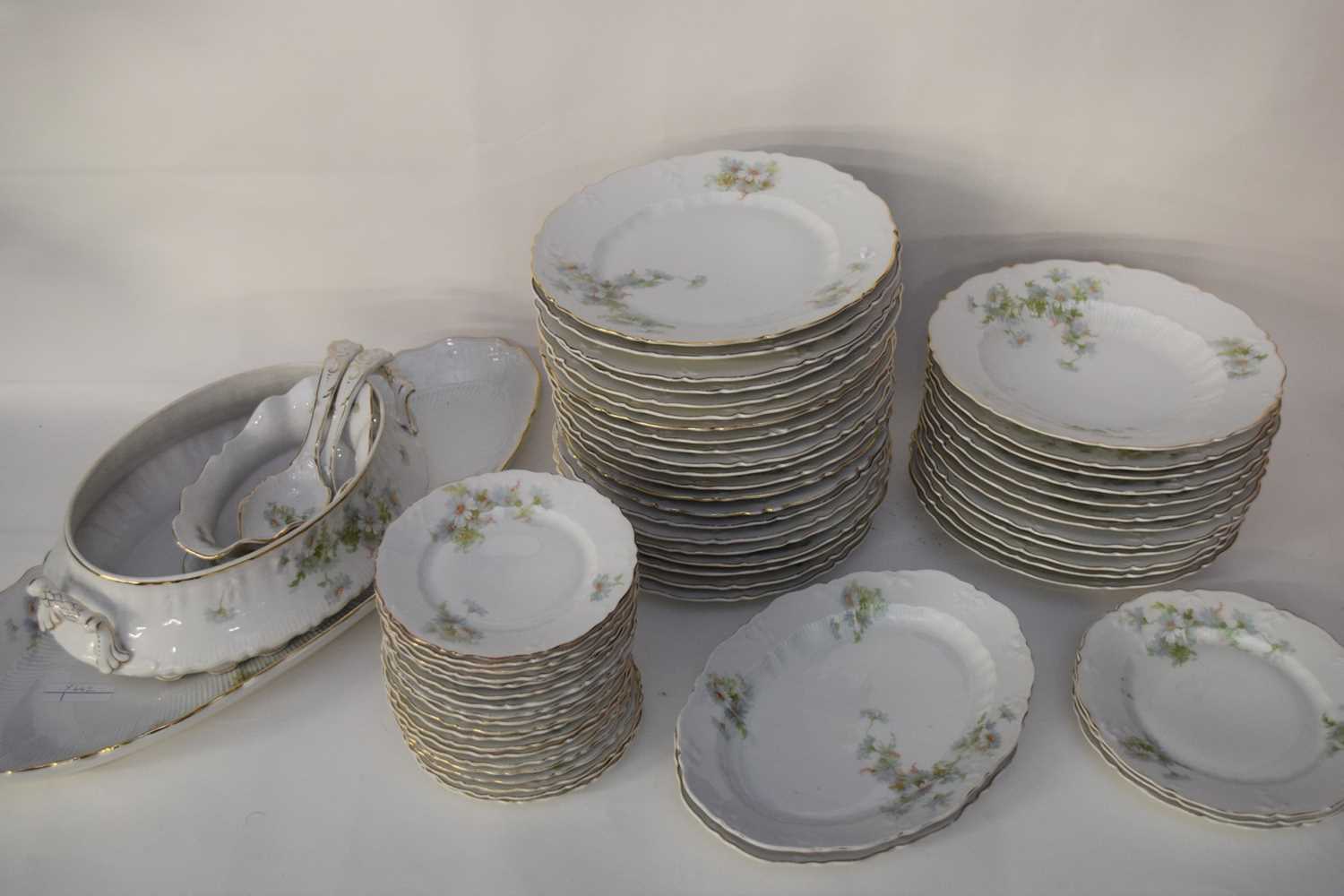 Extensive quantity of Carl Thieme Altwasser dinner wares comprising dinner plates, side plates,