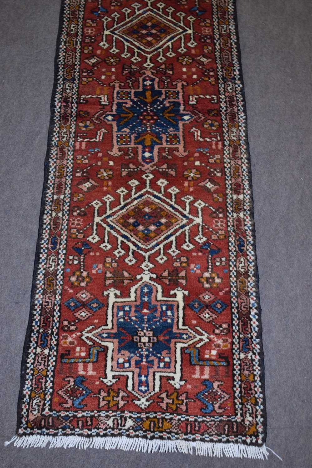 Small Karajeh runner carpet decorated with medallions on a red background, 175 x 60cm - Image 3 of 5