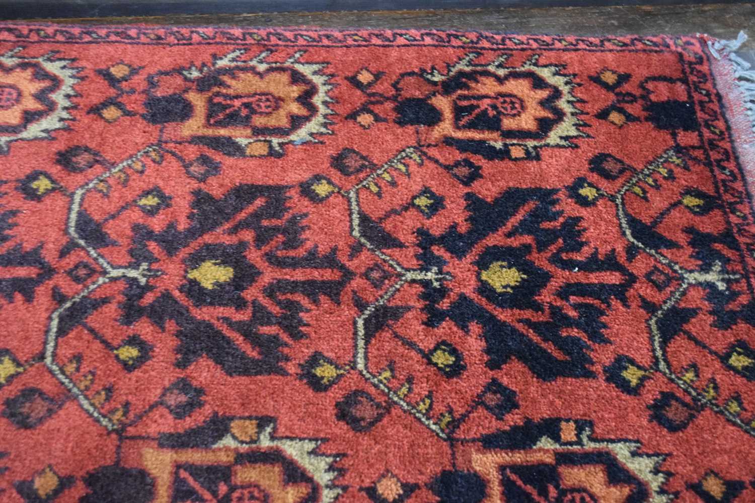 Small Middle Eastern wool rug or prayer mat decorated with black and orange stylised foliage on a - Image 3 of 4