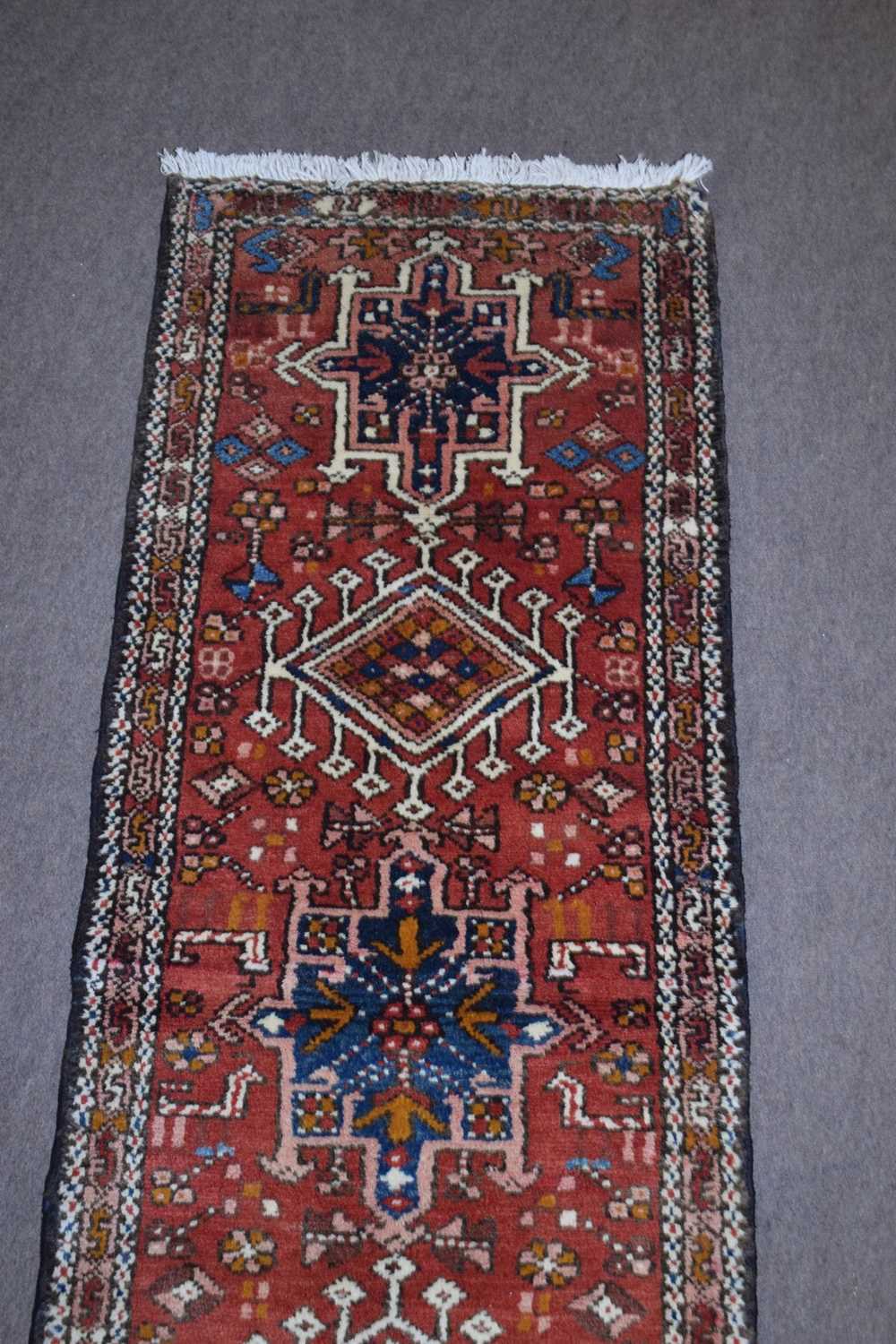 Small Karajeh runner carpet decorated with medallions on a red background, 175 x 60cm - Image 4 of 5