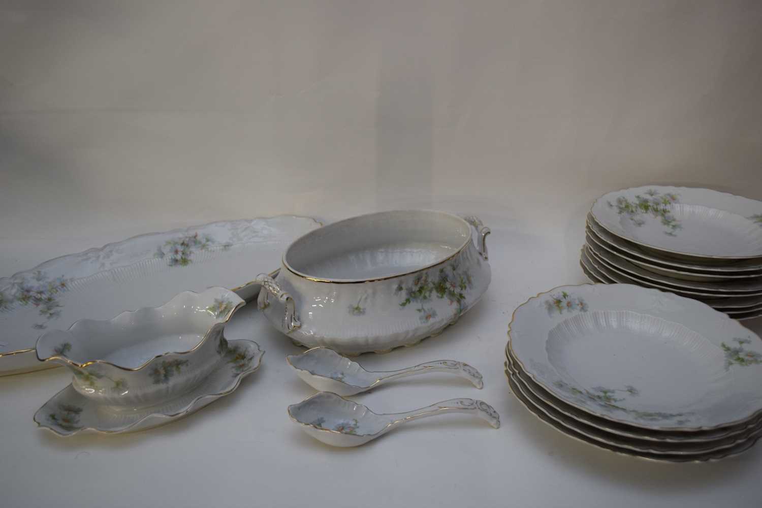 Extensive quantity of Carl Thieme Altwasser dinner wares comprising dinner plates, side plates, - Image 3 of 3