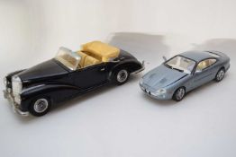 Maisto model of a Mercedes 300S 1955, together with a model of a Jaguar XKR scale 1:24 (2)