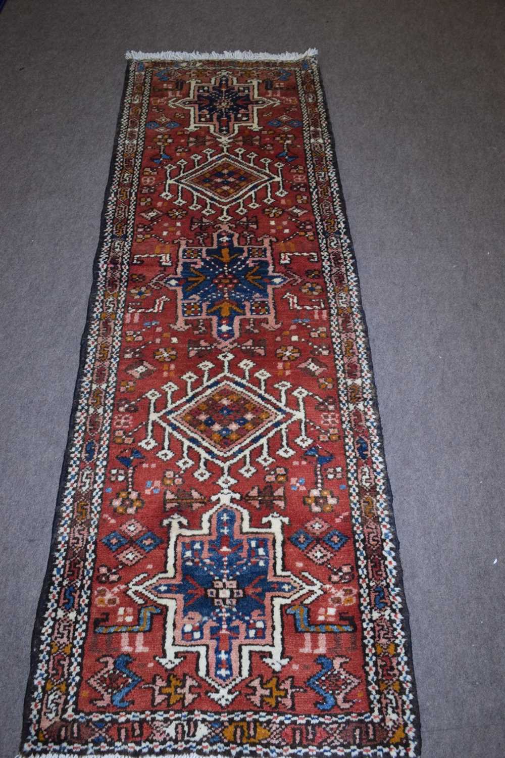 Small Karajeh runner carpet decorated with medallions on a red background, 175 x 60cm - Image 5 of 5