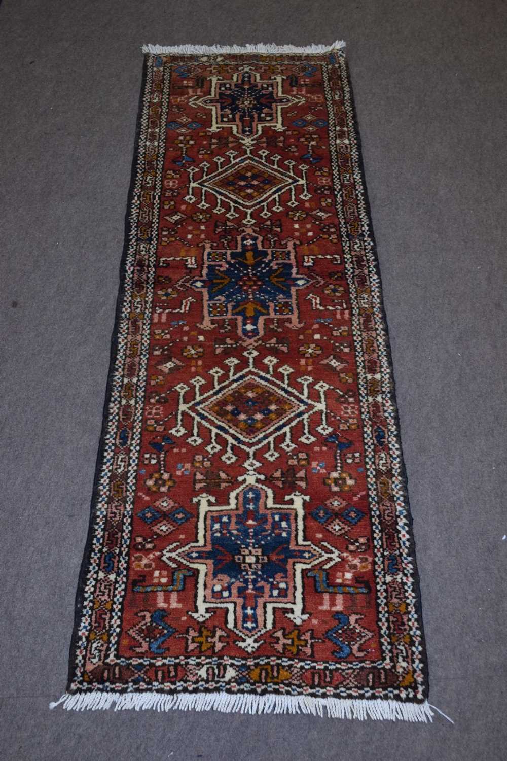Small Karajeh runner carpet decorated with medallions on a red background, 175 x 60cm - Image 2 of 5