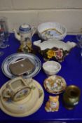 MIXED LOT TO INCLUDE VARIOUS CERAMICS INCLUDING JARDINIERE, PLATES DECORATED WITH CRINOLINE