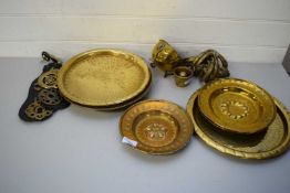 MIXED LOT HORSE BRASSES, BRASS CURTAIN RINGS, BRASS PLATE ETC