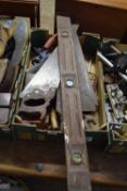 BOX OF MIXED TOOLS TO INCLUDE SAWS AND A LARGE SPIRIT LEVEL