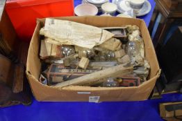 BOX OF VINTAGE INCANDESCANT LIGHT BULBS AND STRIP LIGHT TUBE