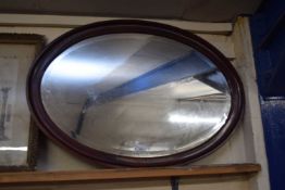 EARLY 20TH CENTURY OVAL BEVELLED WALL MIRROR IN MAHOGANY FRAME, 85CM WIDE