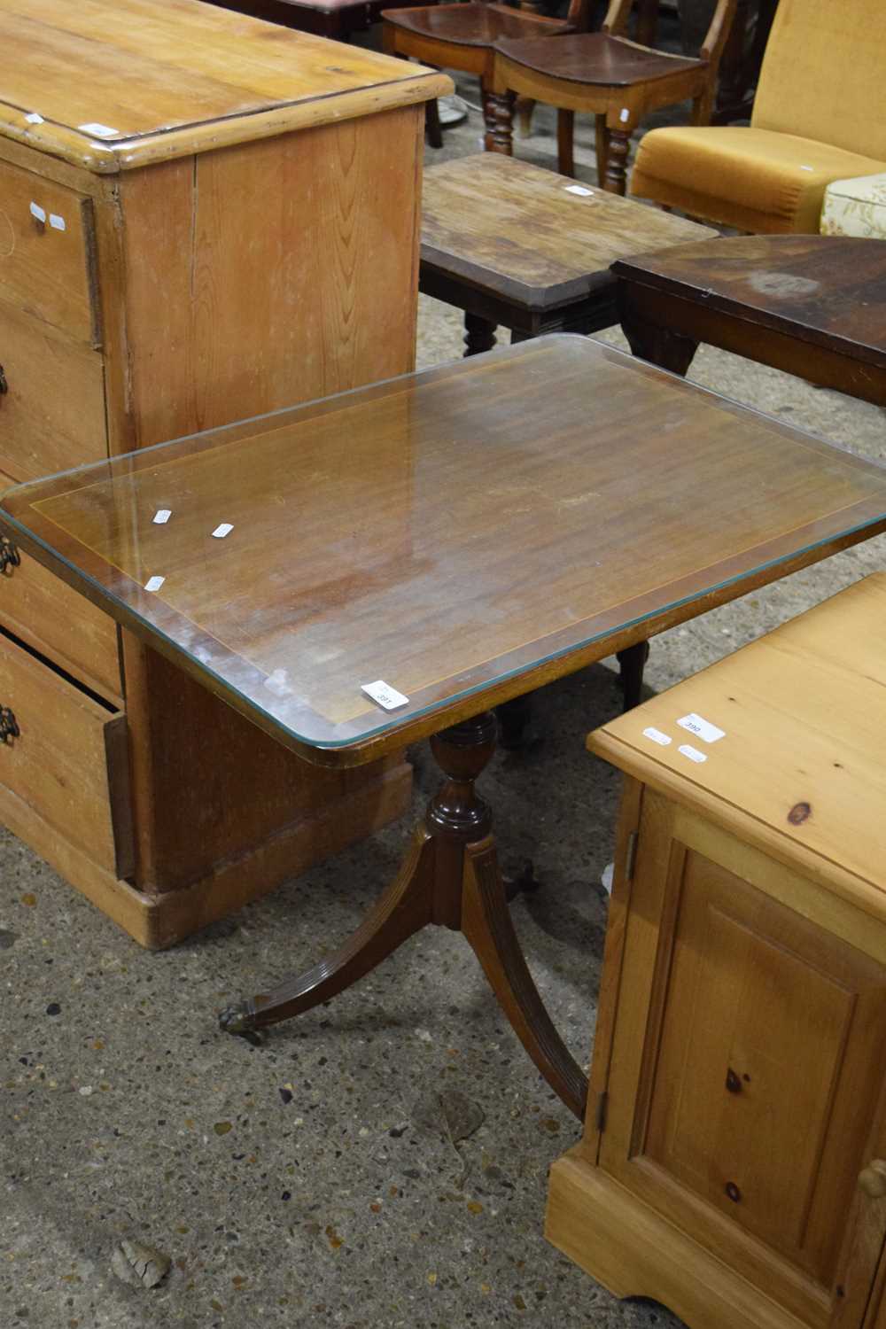 REPRODUCTION MAHOGANY VENEERED GEORGIAN STYLE TABLE, THE RECTANGULAR TOP ON A TURNED COLUMN WITH