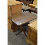 REPRODUCTION MAHOGANY VENEERED GEORGIAN STYLE TABLE, THE RECTANGULAR TOP ON A TURNED COLUMN WITH