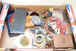 BOX OF VARIOUS MIXED ITEMS TO INCLUDE ART POTTERY PLATE, VARIOUS BOXES, ASHTRAY, AND OTHER ITEMS