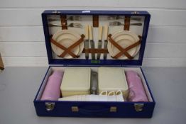 VINTAGE CASED PICNIC SET BY CORACLE