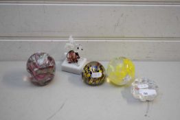 MIXED LOT OF FOUR PAPERWEIGHTS AND A FURTHER GLASS RABBIT ON PLINTH BASE (5)