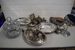 LARGE MIXED LOT OF SILVER PLATE AND OTHER METAL WARES TO INCLUDE ENTREE DISHES, CAKE STANDS, FISH