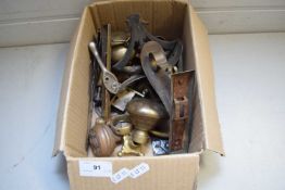 VARIOUS BRASS DOOR FURNITURE AND OTHER ITEMS