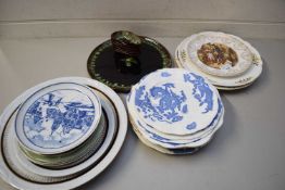 MIXED LOT VARIOUS DECORATED PLATES AND BOWLS TO INCLUDE AYNSLEY COTTAGE GARDEN, PARAGON DRAGON