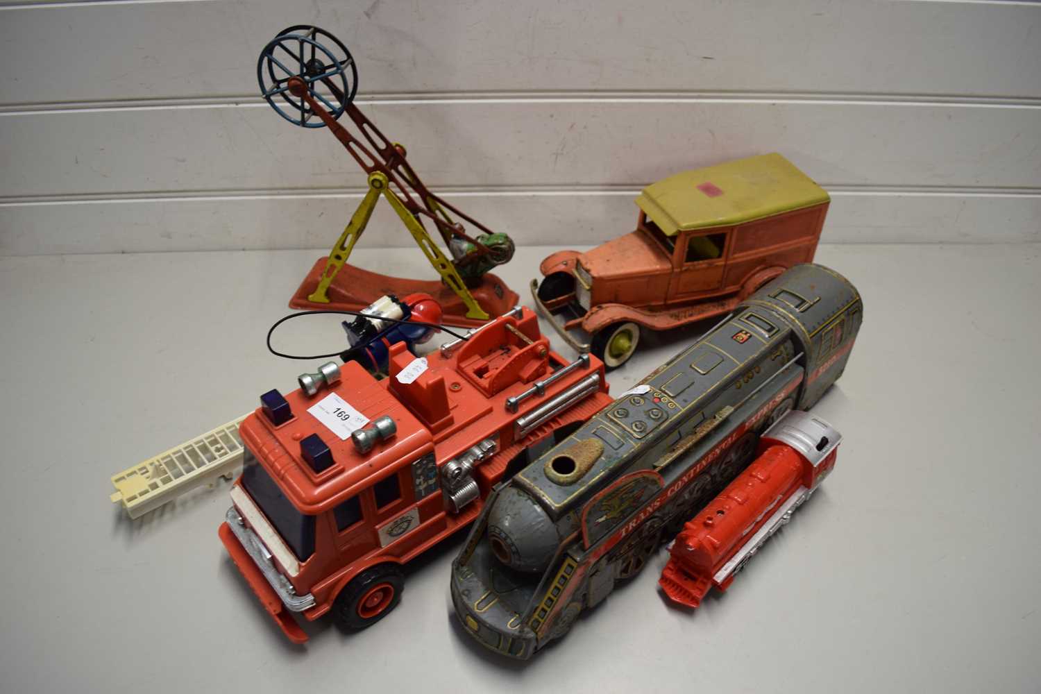 MIXED LOT OF TOYS TO INCLUDE A LARGE BATTERY OPERATED TRANS-CONTINENTAL EXPRESS TRAIN, MODEL FIRE