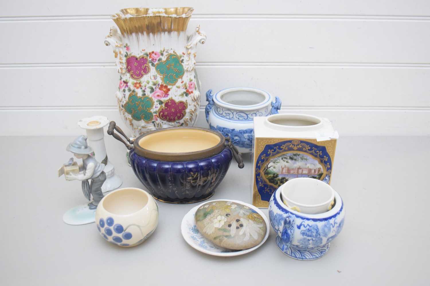 MIXED LOT OF CERAMICS TO INCLUDE LARGE CONTINENTAL DOUBLE HANDLED VASE WITH FLORAL AND GILT