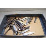 TRAY OF VARIOUS PEN KNIVES, BOTTLE OPENERS ETC