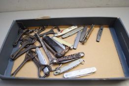 TRAY OF VARIOUS PEN KNIVES, BOTTLE OPENERS ETC