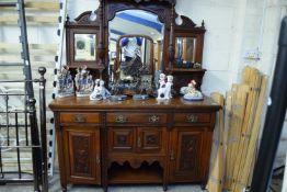 LATE VICTORIAN AMERICAN WALNUT SIDEBOARD WITH TRIPLE MIRRORED BACK AND A BASE WITH THREE DRAWERS AND