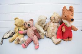 MIXED LOT OF VINTAGE TEDDY BEARS TO INCLUDE AN EXAMPLE WITH BUTTON IN THE EAR, POSSIBLY STEIFF,