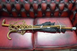 MIXED LOT: A SMALL PARASOL, SILVER BANDED WALKING STICK, CARPET BEATER AND A FURTHER WALKING