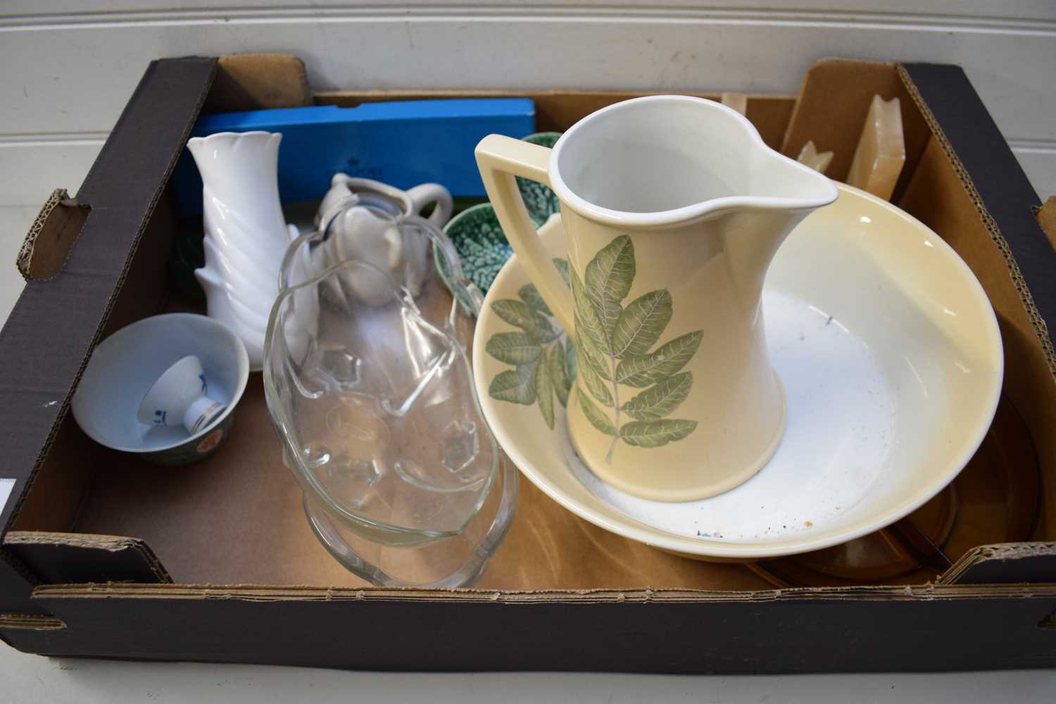 BOX OF MIXED WARES TO INCLUDE A PORTMEIRION SEASONS COLLECTION JUG AND BOWL, A PAIR OF POLISHED