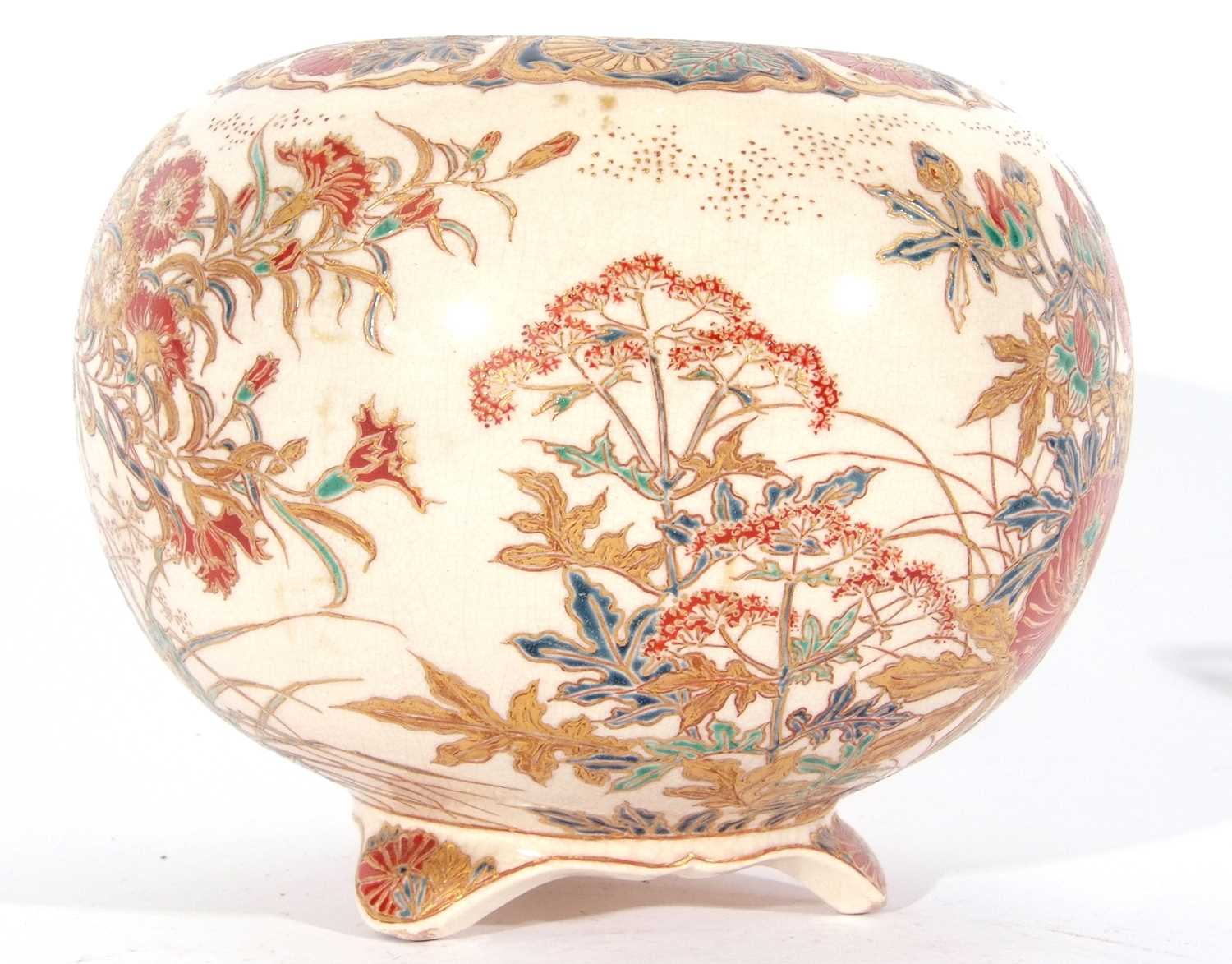 Satsuma bowl with typical gilt decoration, the interior with a dragon, exterior with Japanese - Image 3 of 15
