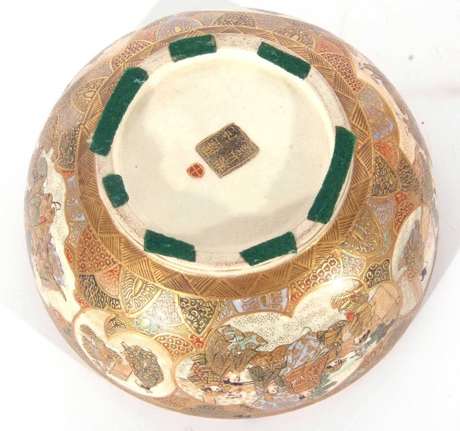 Satsuma bowl with typical gilt decoration, the interior with a dragon, exterior with Japanese - Image 14 of 15