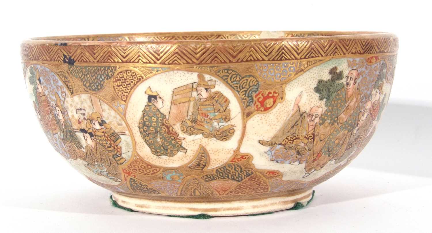 Satsuma bowl with typical gilt decoration, the interior with a dragon, exterior with Japanese - Image 8 of 15