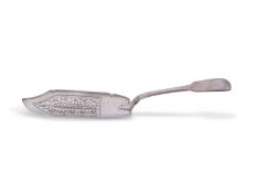 William IV silver fish slice in Fiddle pattern with foliate pierced curved blade, 31cm long,