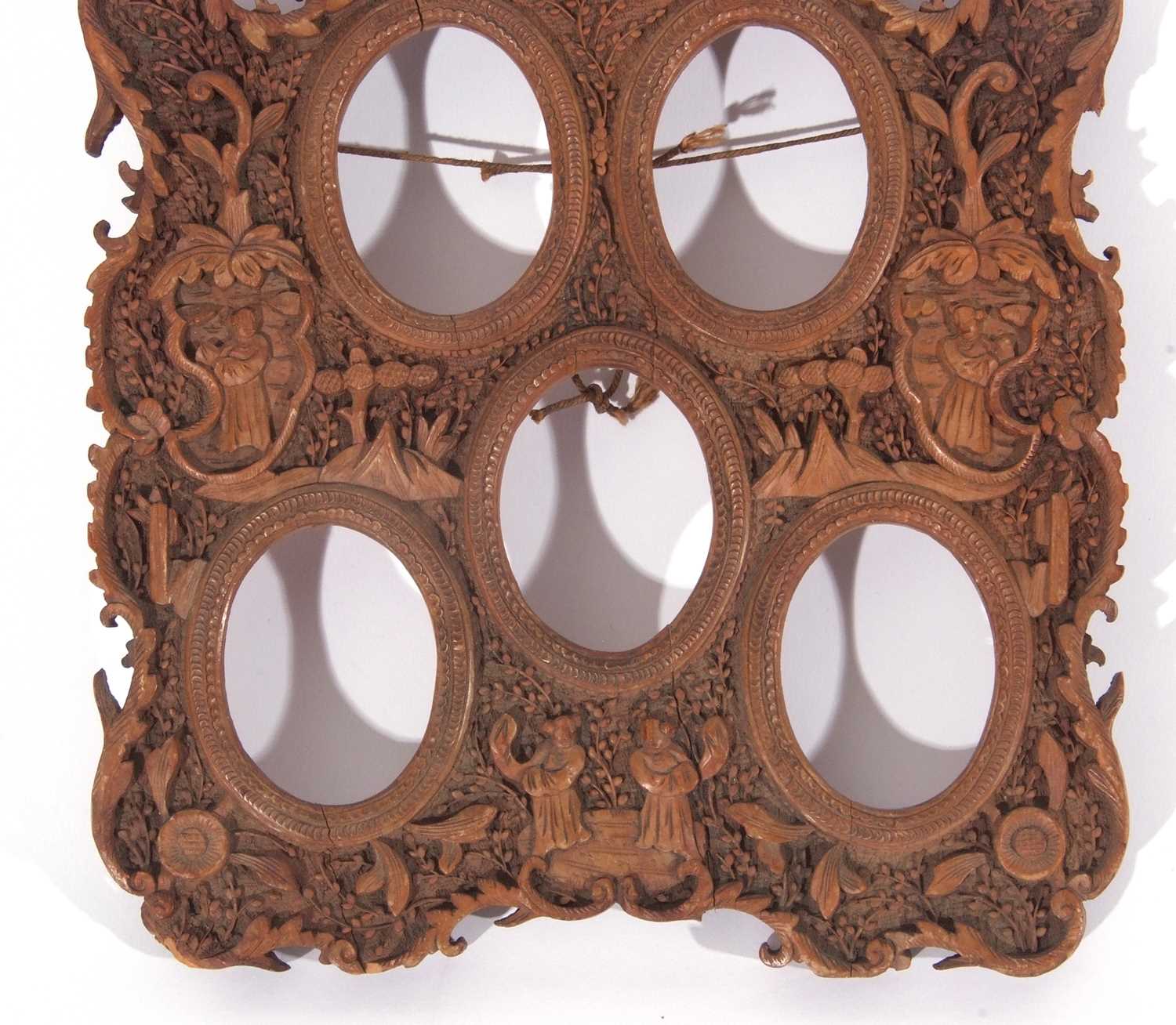 Late Ching dynasty carved wooden photo frame with 5 oval panels surrounded by foliate scrolls and - Image 4 of 4