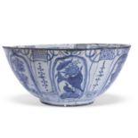 Large Chinese blue and white Kraak porcelain bowl, late Ming Dynasty, Wanli period, the interior