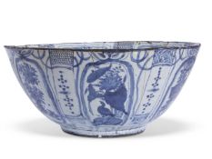 Large Chinese blue and white Kraak porcelain bowl, late Ming Dynasty, Wanli period, the interior